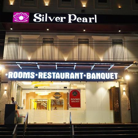 Hotel Silver Pearl Alīgarh Buitenkant foto