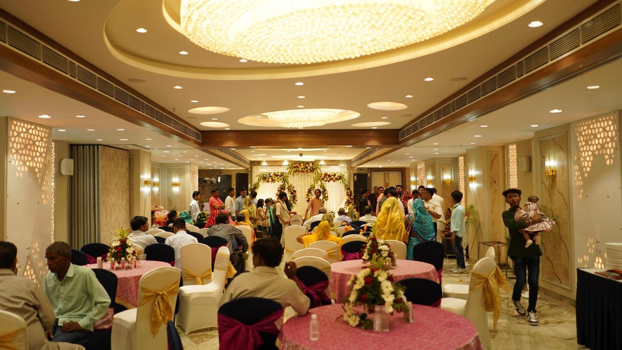Hotel Silver Pearl Alīgarh Buitenkant foto