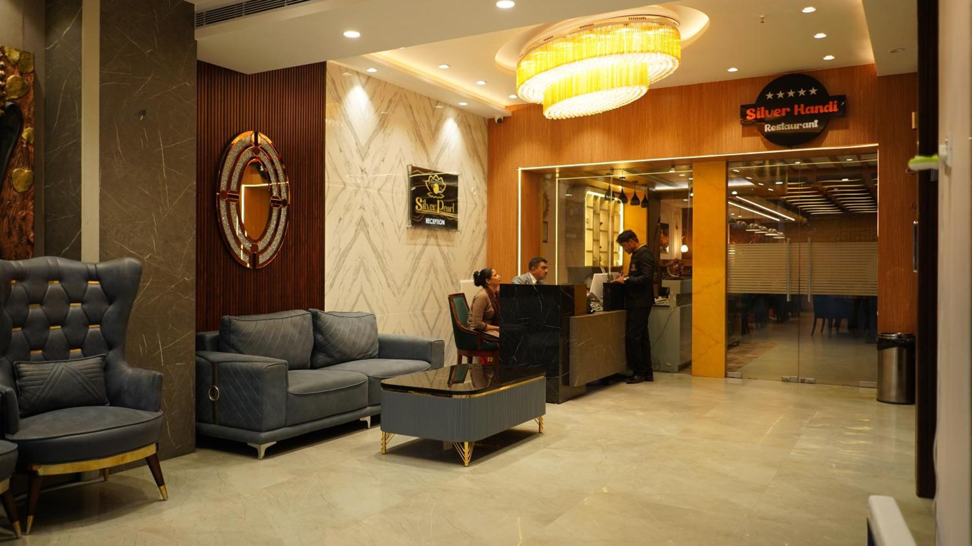 Hotel Silver Pearl Alīgarh Buitenkant foto