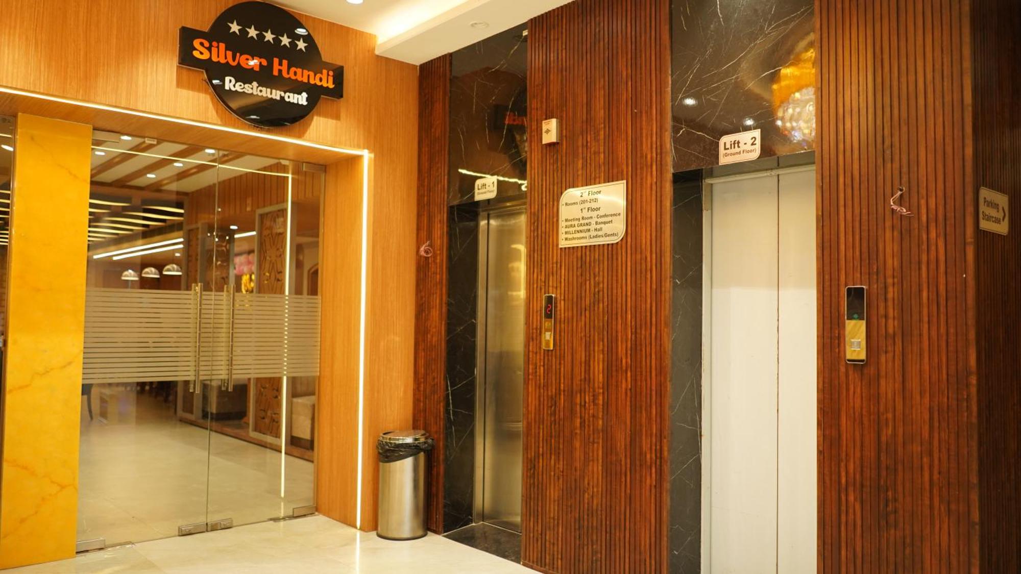 Hotel Silver Pearl Alīgarh Buitenkant foto