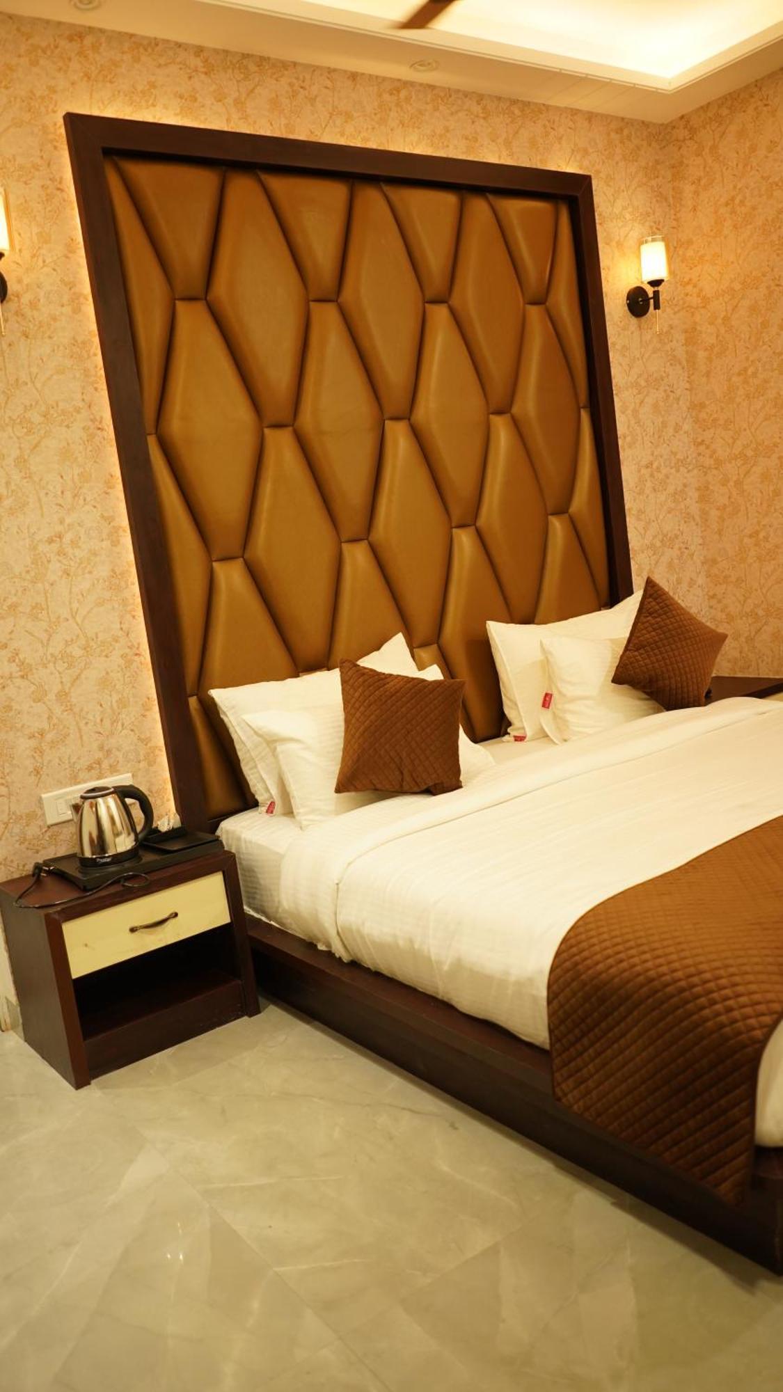 Hotel Silver Pearl Alīgarh Buitenkant foto