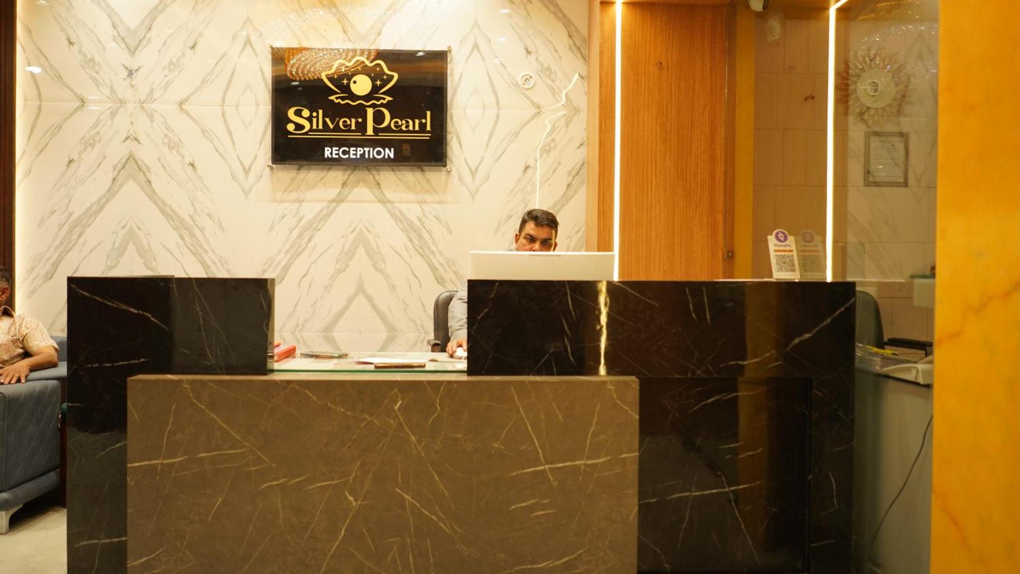Hotel Silver Pearl Alīgarh Buitenkant foto