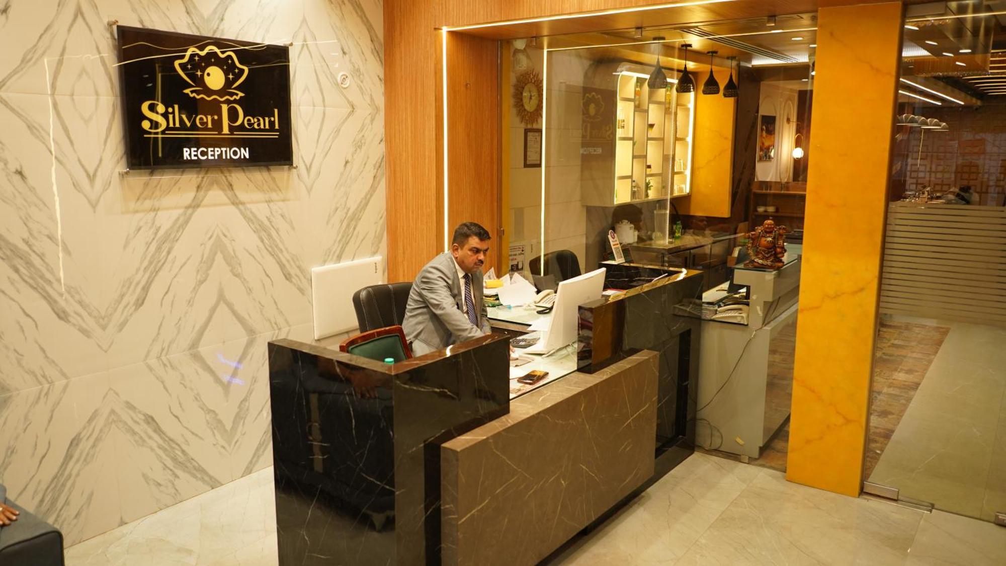 Hotel Silver Pearl Alīgarh Buitenkant foto
