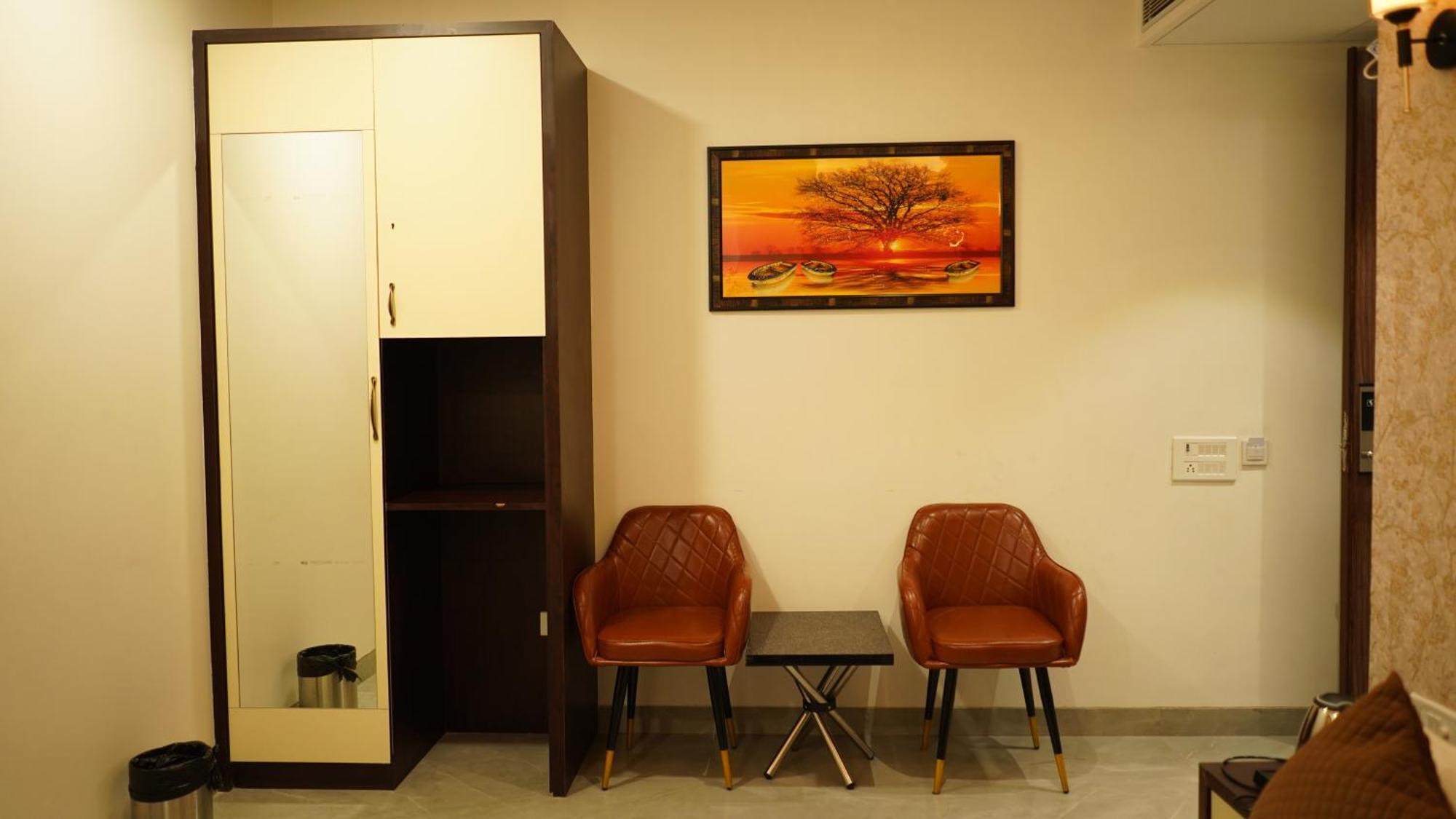 Hotel Silver Pearl Alīgarh Buitenkant foto