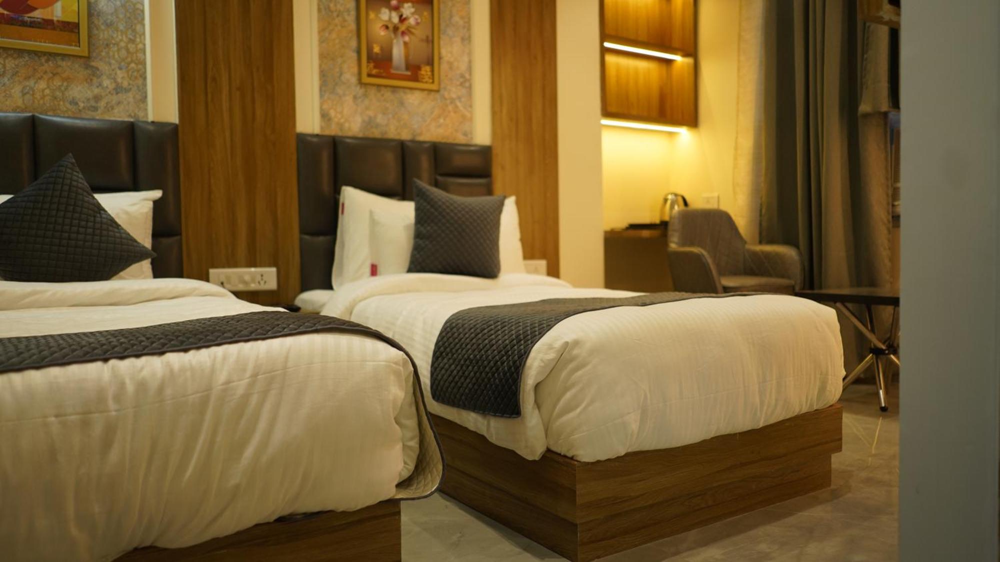 Hotel Silver Pearl Alīgarh Buitenkant foto
