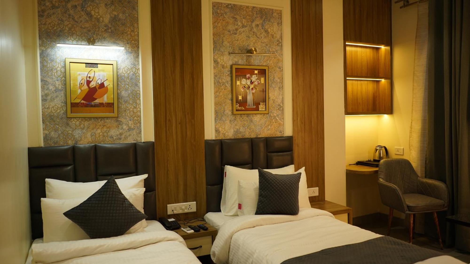 Hotel Silver Pearl Alīgarh Buitenkant foto